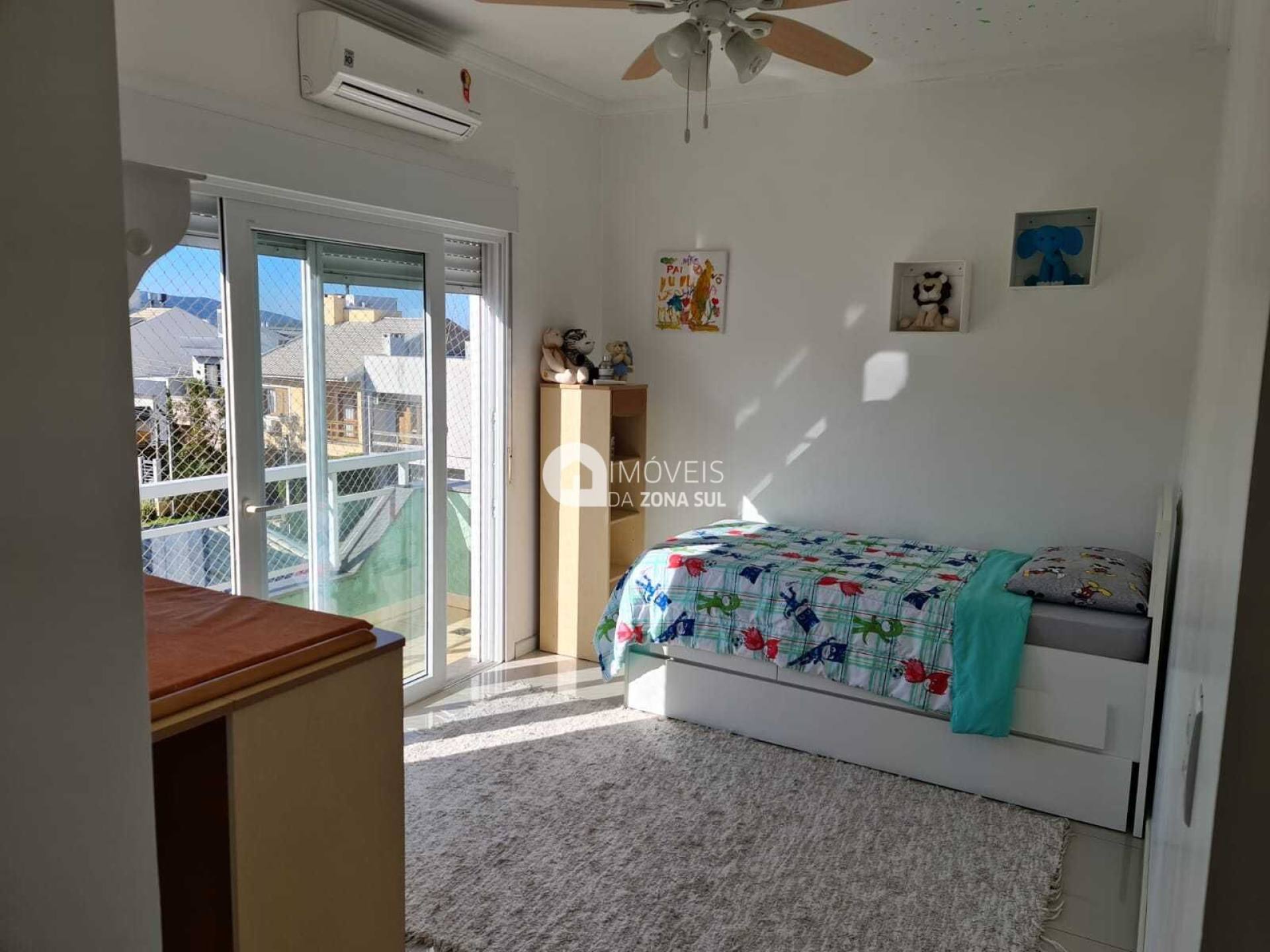 Casa para Vender com 2 vagas de garagem com 3 quartos 4 banheiros 3 suítes no bairro Hípica em Porto Alegre/RS