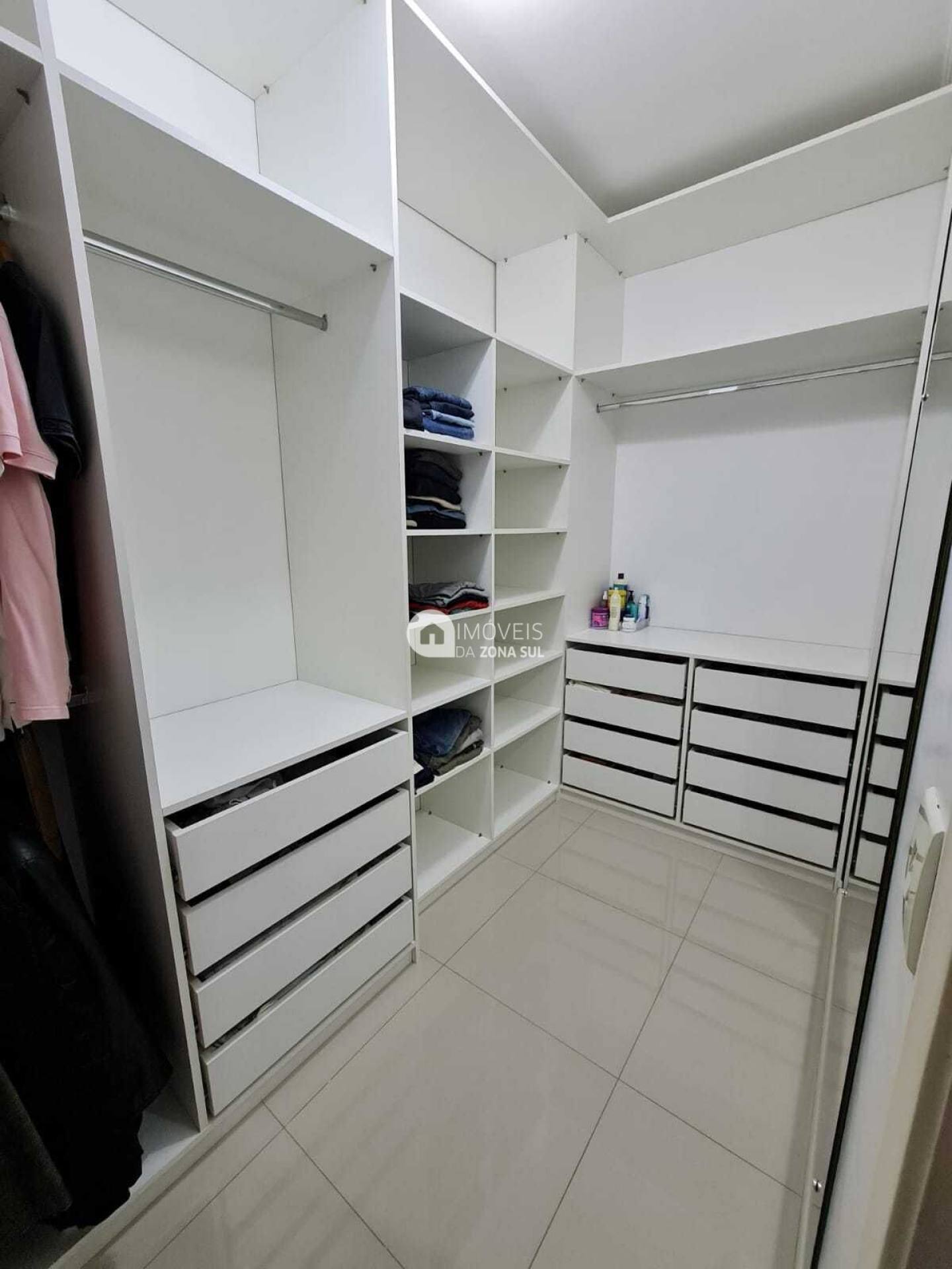 Casa para Vender com 2 vagas de garagem com 3 quartos 4 banheiros 3 suítes no bairro Hípica em Porto Alegre/RS