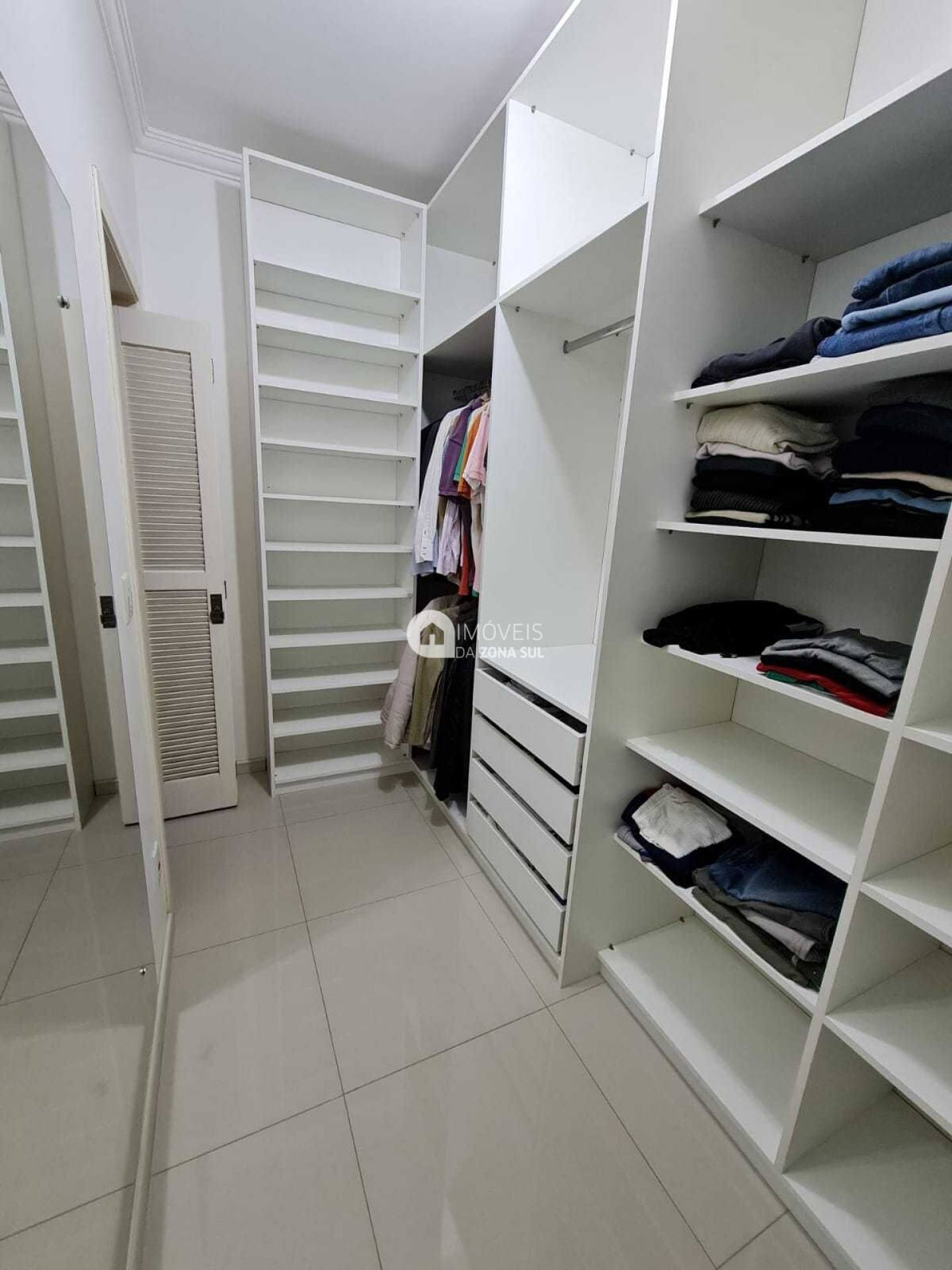 Casa para Vender com 2 vagas de garagem com 3 quartos 4 banheiros 3 suítes no bairro Hípica em Porto Alegre/RS