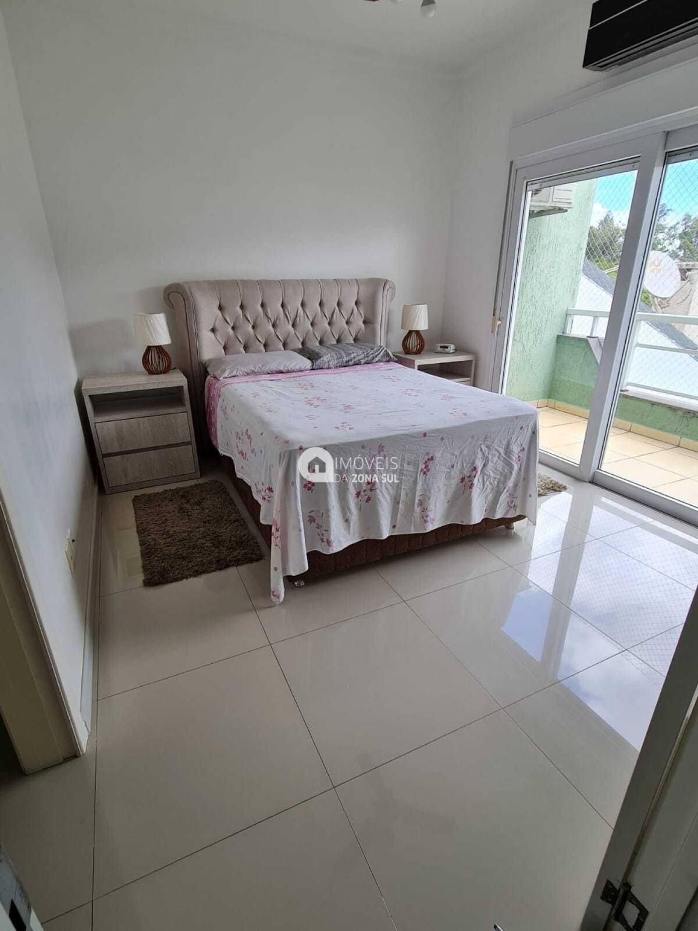 Casa para Vender com 2 vagas de garagem com 3 quartos 4 banheiros 3 suítes no bairro Hípica em Porto Alegre/RS
