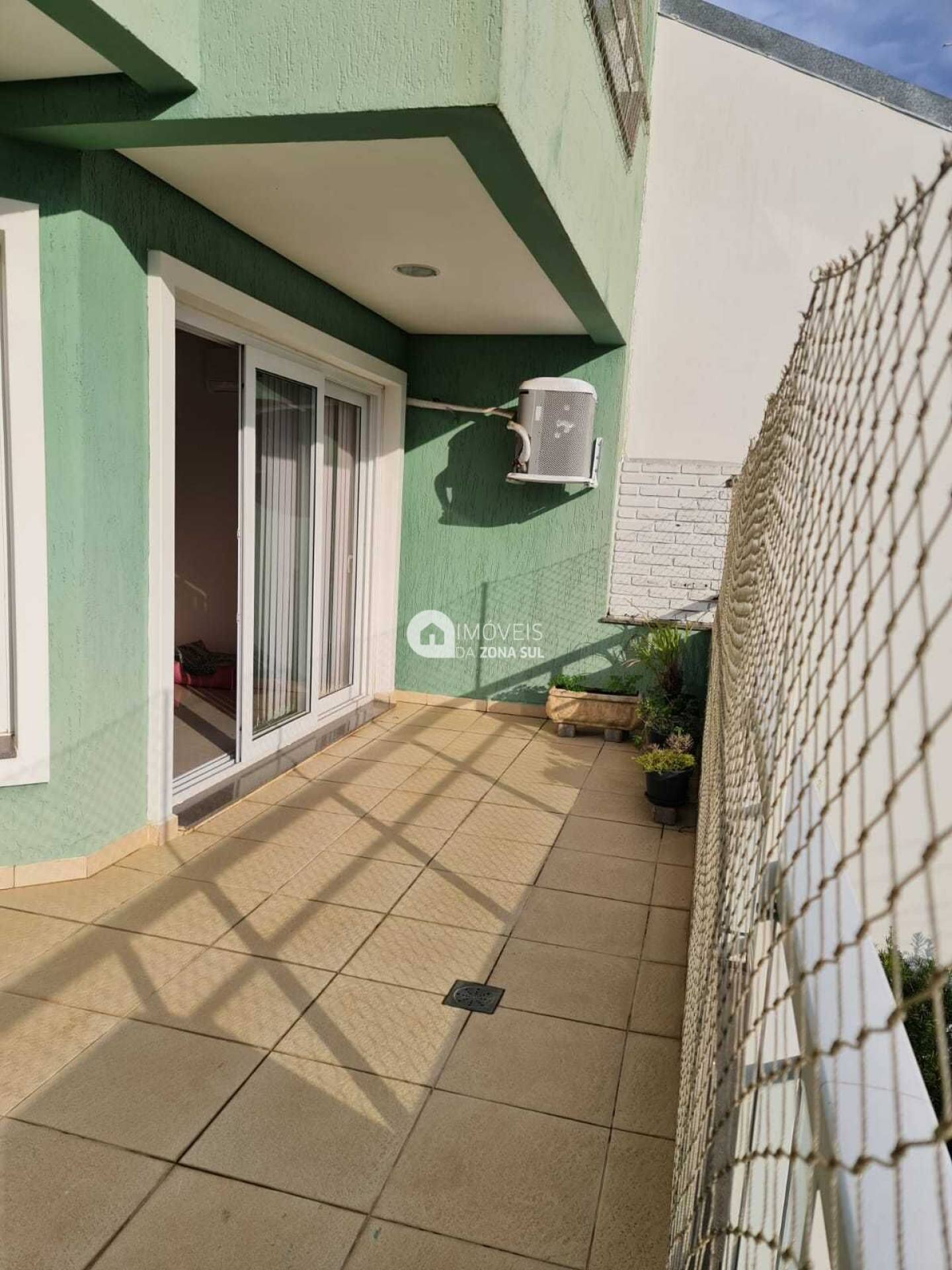 Casa para Vender com 2 vagas de garagem com 3 quartos 4 banheiros 3 suítes no bairro Hípica em Porto Alegre/RS