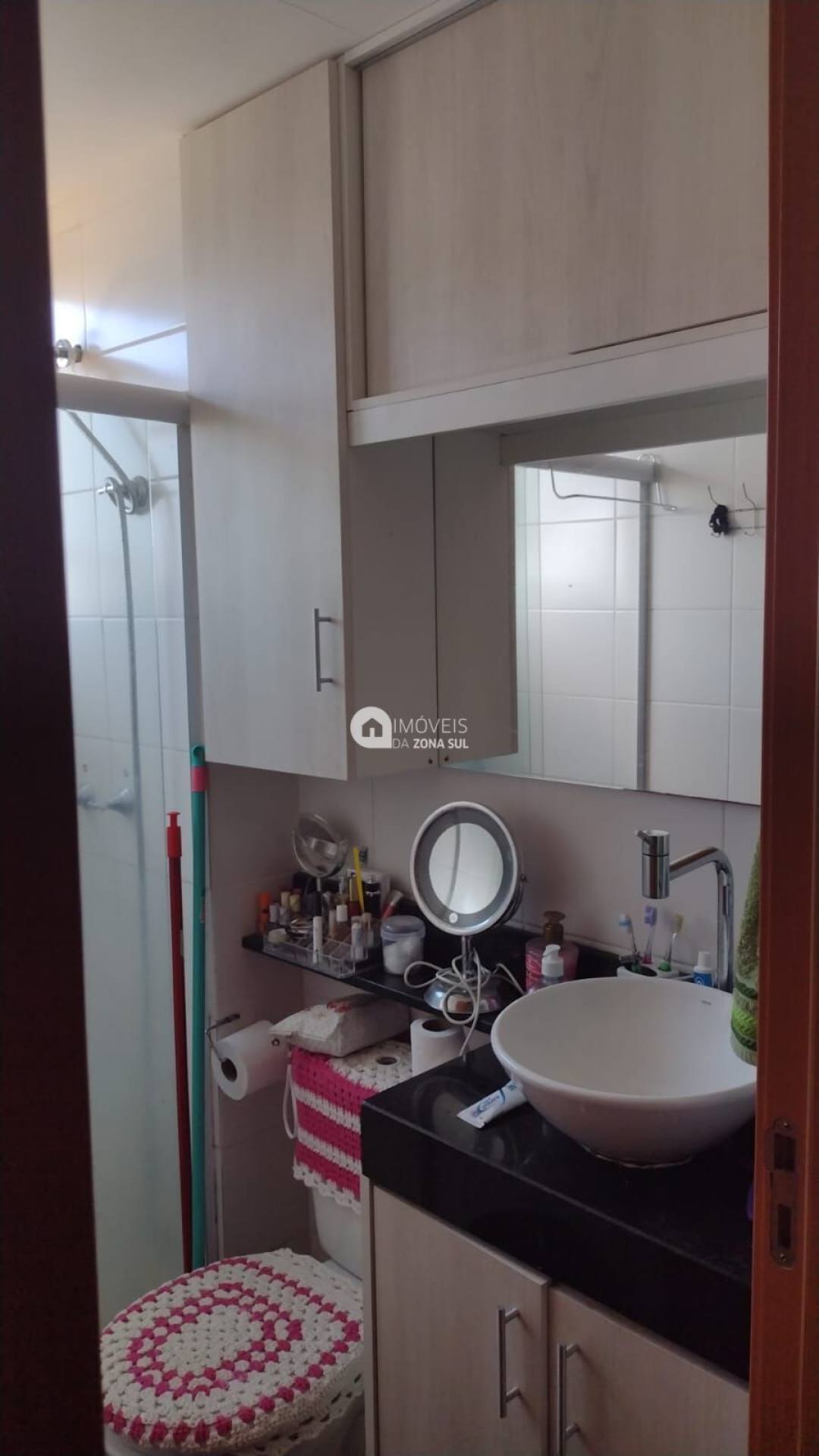 Ótimo apartamento Semimobiliado em Condomínio Fechado na Vila Nova com 2 Dormitórios