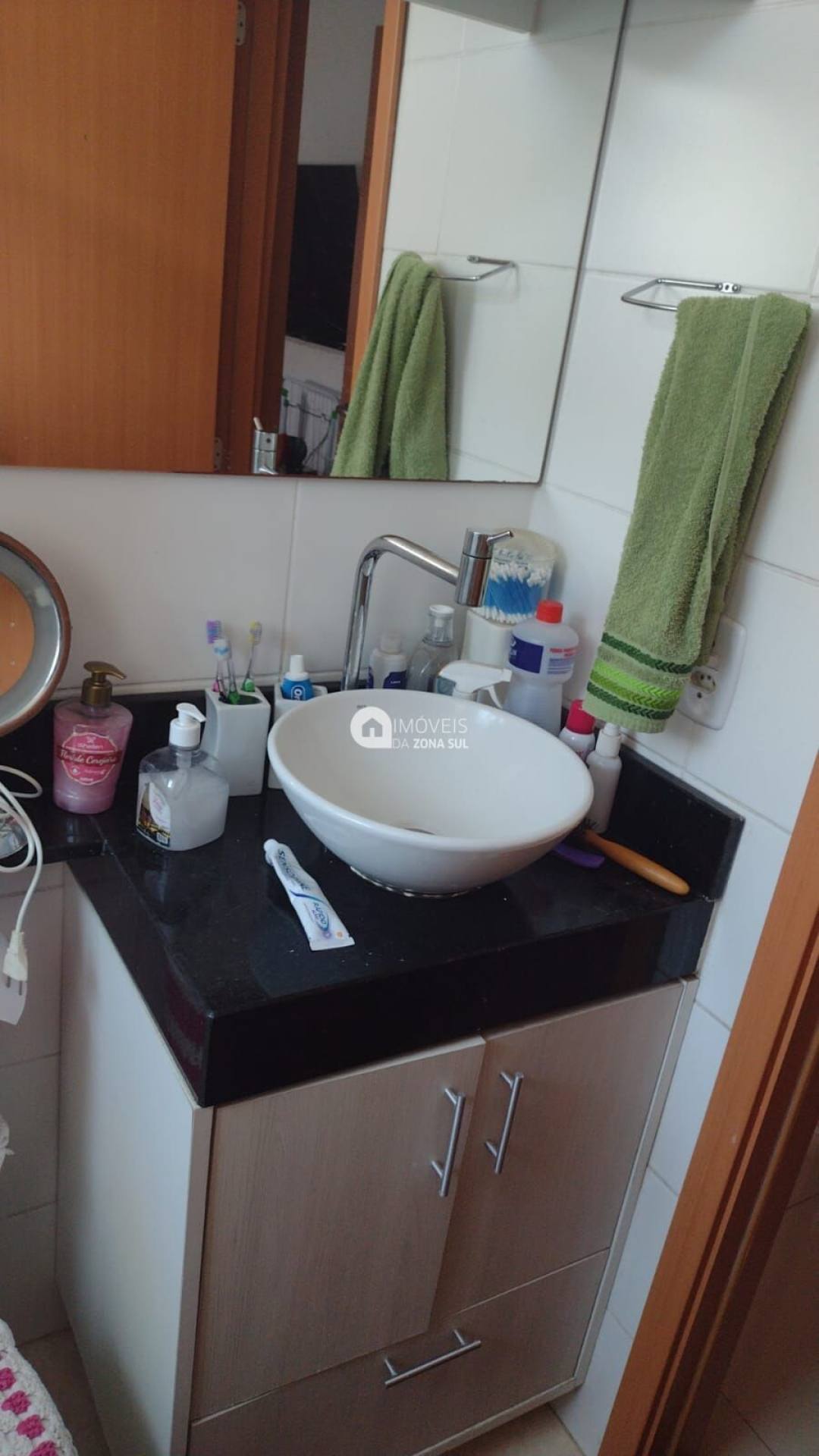 Ótimo apartamento Semimobiliado em Condomínio Fechado na Vila Nova com 2 Dormitórios