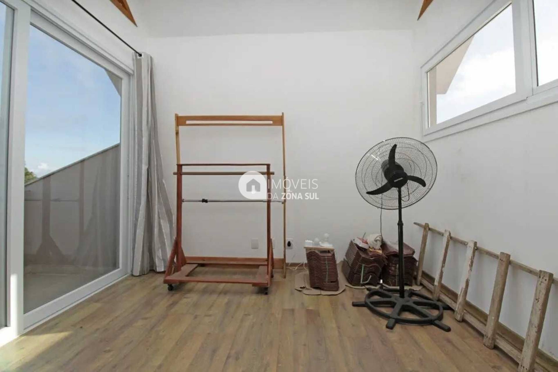 Casa para Vender com 4 vagas de garagem com 3 quartos 4 banheiros 1 suíte no bairro Hípica em Porto Alegre/RS