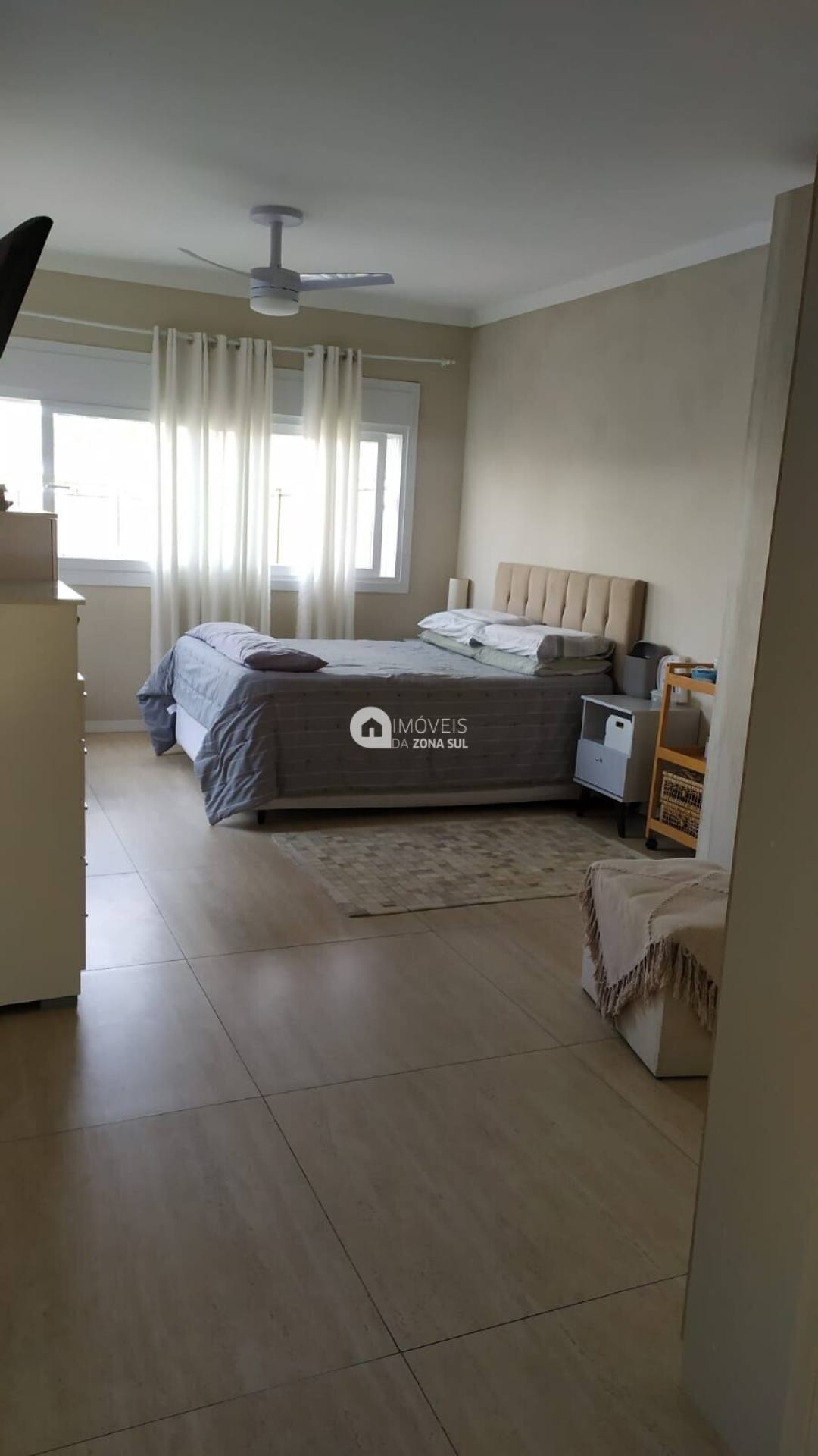Casa para Vender com 2 vagas de garagem com 3 quartos 3 banheiros 3 suítes no bairro Hípica em Porto Alegre/RS