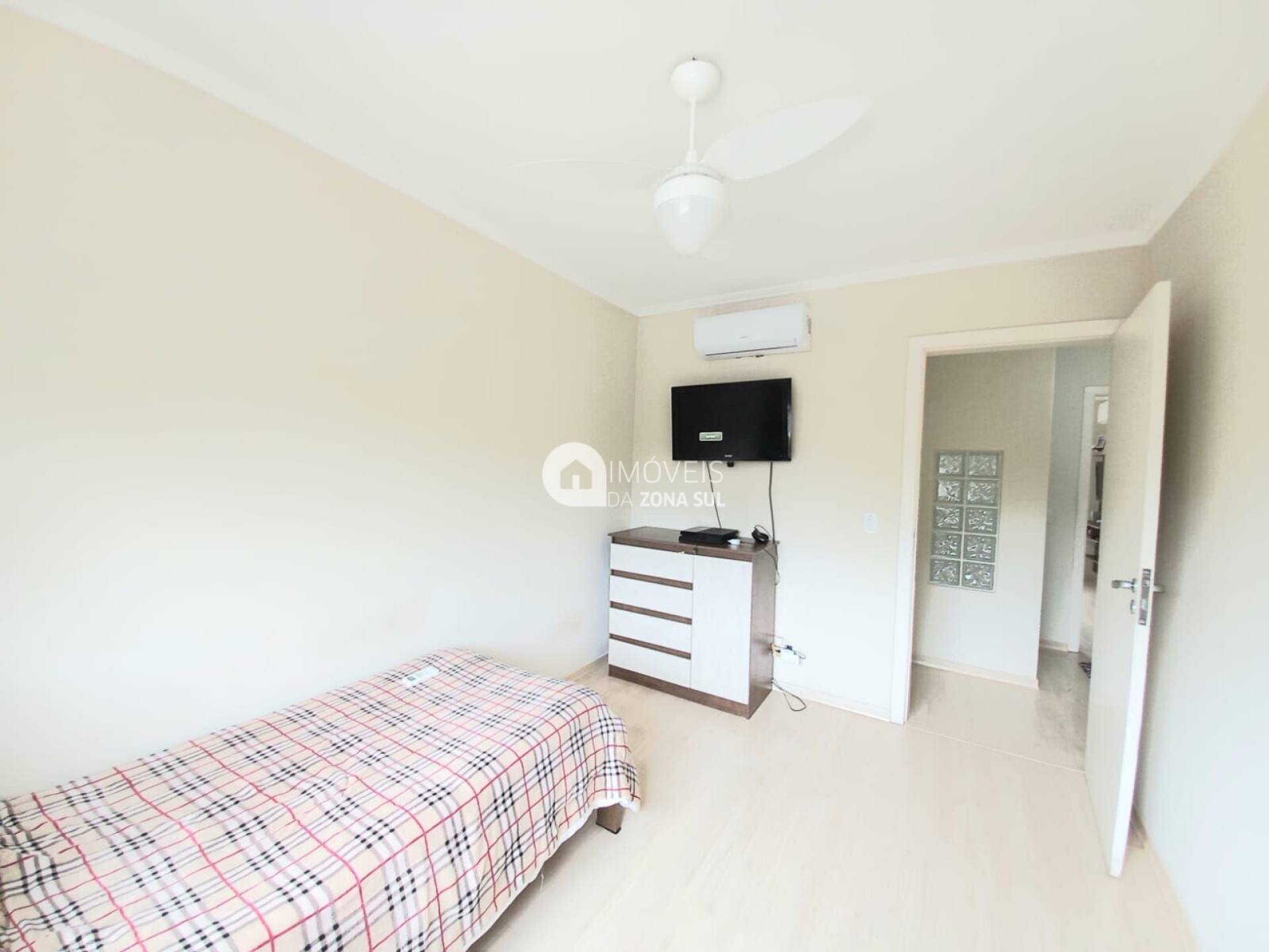Casa para Vender com 2 vagas de garagem com 3 quartos 2 banheiros 1 suíte no bairro Hípica em Porto Alegre/RS