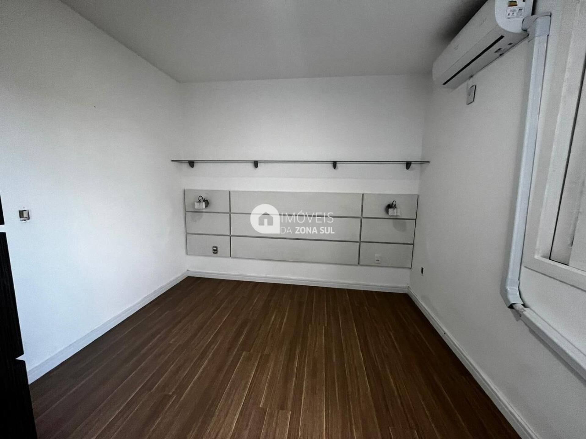 Sobrado para Vender com 3 vagas de garagem com 3 quartos 4 banheiros 1 suíte no bairro Jardim Isabel em Porto Alegre/RS