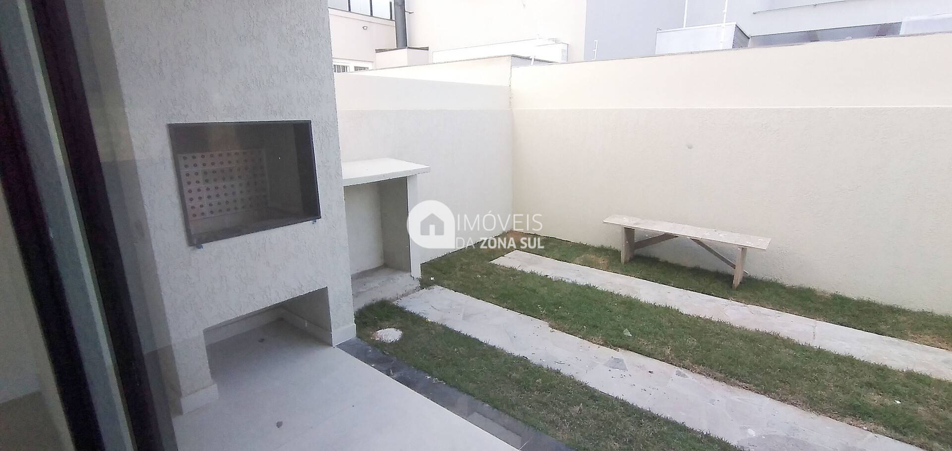 Casa para Vender com 2 vagas de garagem com 3 quartos 3 banheiros 1 suíte no bairro Hípica em Porto Alegre/RS
