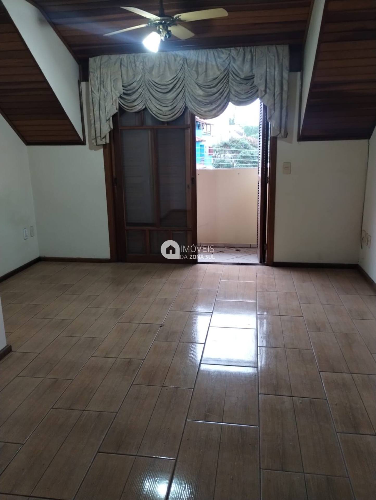 Casa para Vender com 1 vaga de garagem com 3 quartos 3 banheiros 1 suíte no bairro Hípica em Porto Alegre/RS