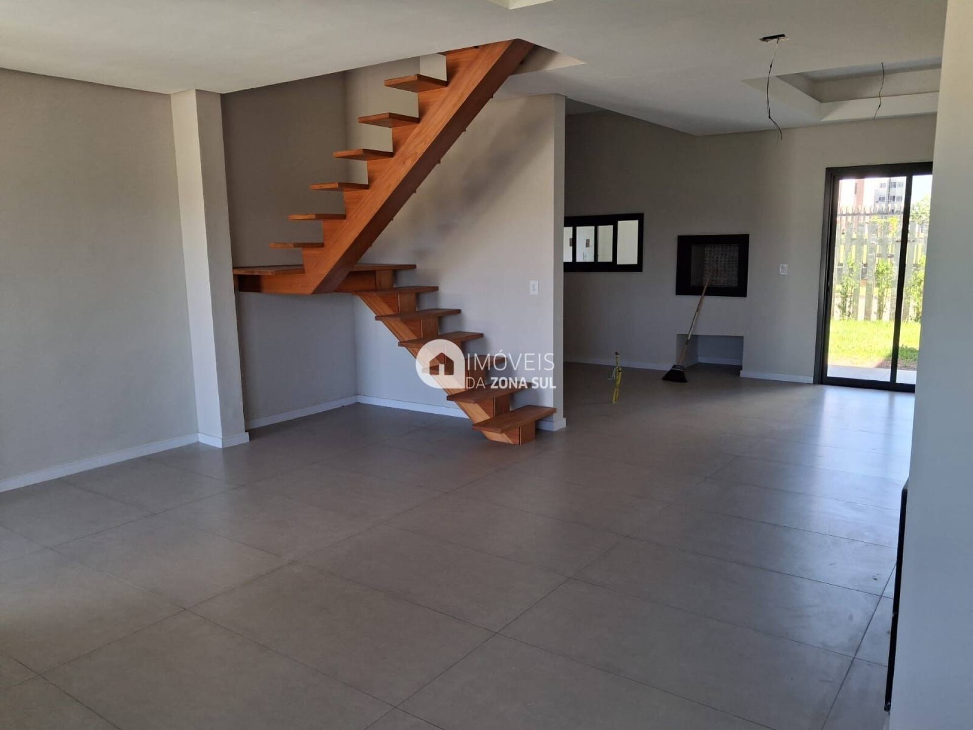 Casa para Vender com 2 vagas de garagem com 3 quartos 3 banheiros 1 suíte no bairro Hípica em Porto Alegre/RS