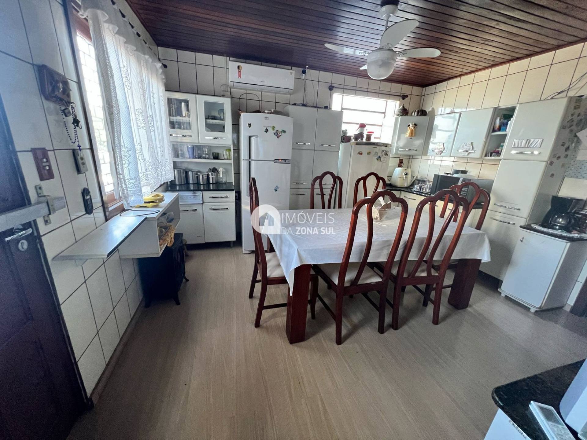 Casa Ampla com Edícula e Garagem para 5 Carros no Camaquã!