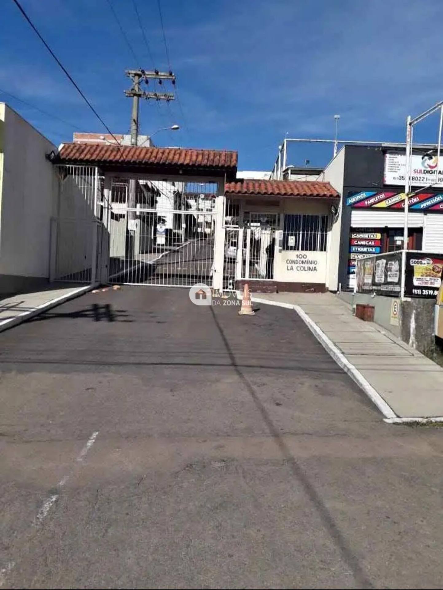 Sobrado para Vender com 1 vaga de garagem com 3 quartos 2 banheiros 1 suíte no bairro Vila Nova em Porto Alegre/RS
