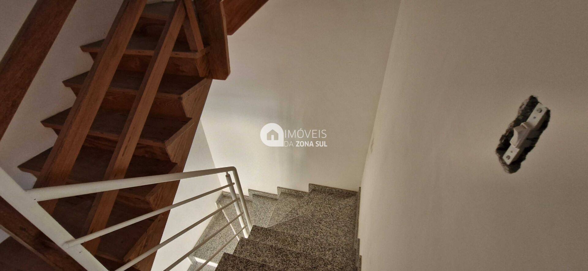 Sobrado para Vender com 1 vaga de garagem com 2 quartos 3 banheiros 1 suíte no bairro Camaquã em Porto Alegre/RS