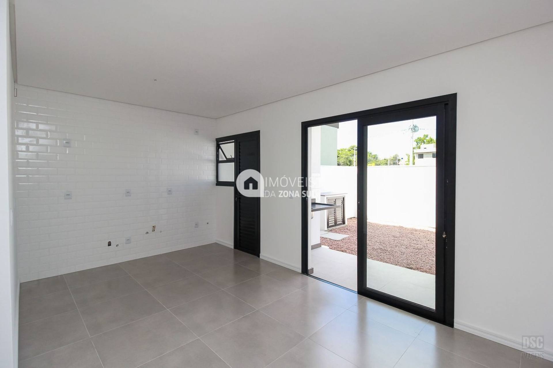 Casa para Vender com 2 vagas de garagem com 3 quartos 2 banheiros 1 suíte no bairro Campo Novo em Porto Alegre/RS