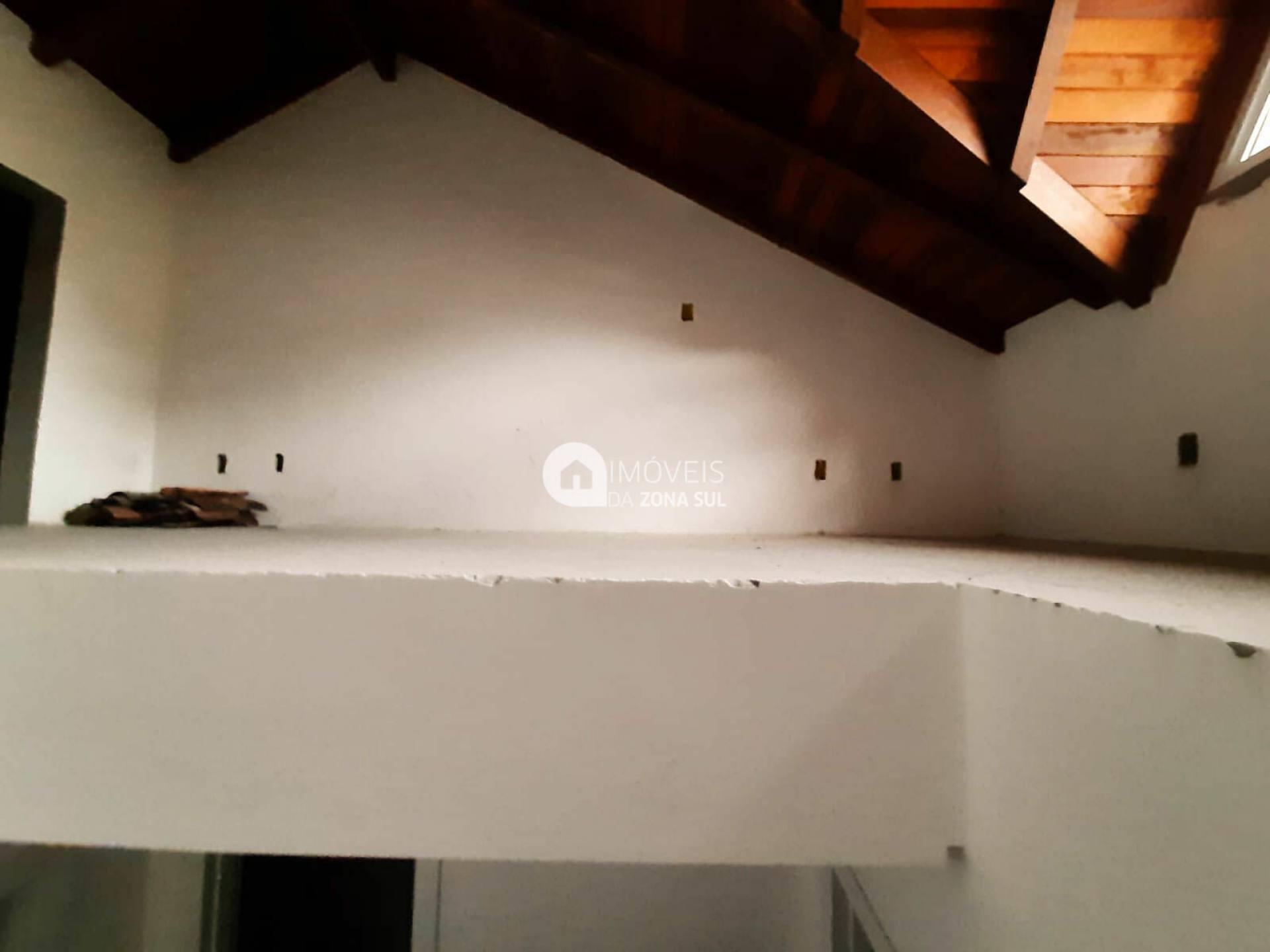 Sobrado com 2 dormitórios e Sótão no Guarujá
