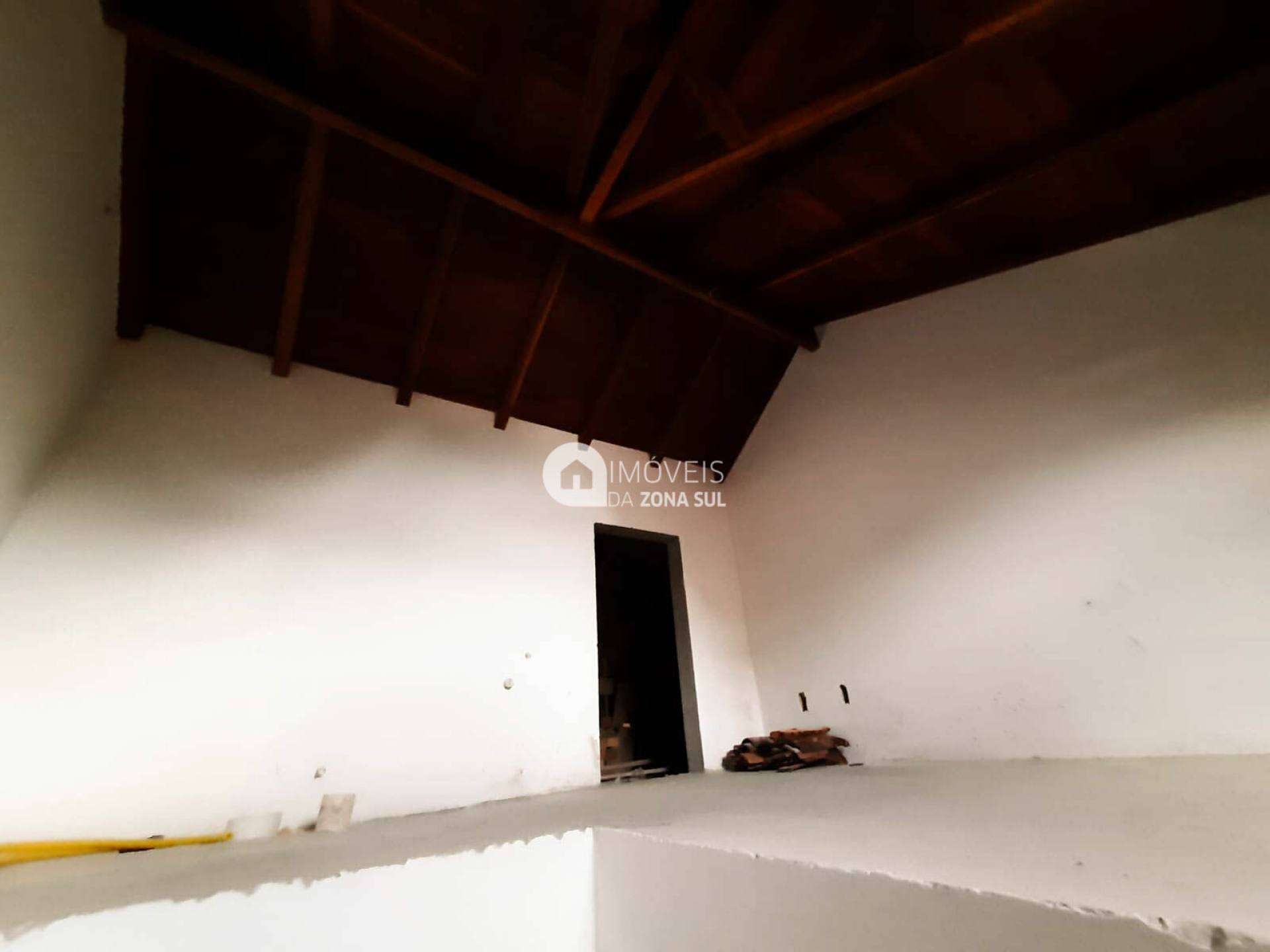 Sobrado com 2 dormitórios e Sótão no Guarujá