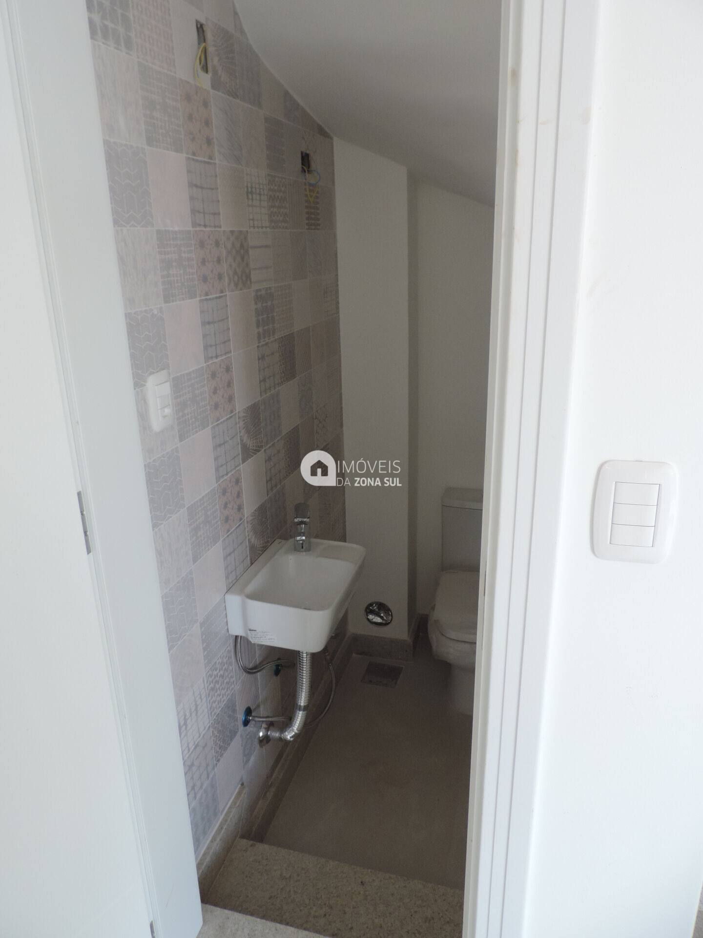 Sobrado para Vender com 3 quartos 3 banheiros 3 suítes no bairro Vila Assunção em Porto Alegre/RS