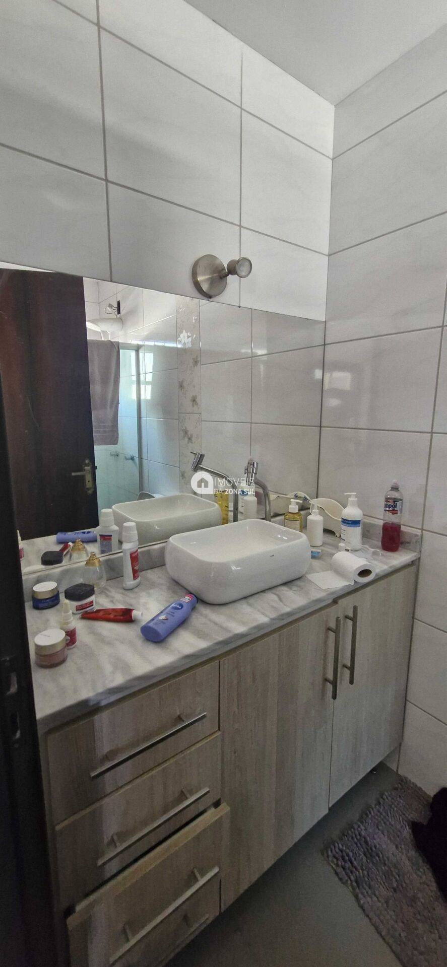 Casa para Vender com 2 vagas de garagem com 2 quartos 2 banheiros 2 suítes no bairro Hípica em Porto Alegre/RS