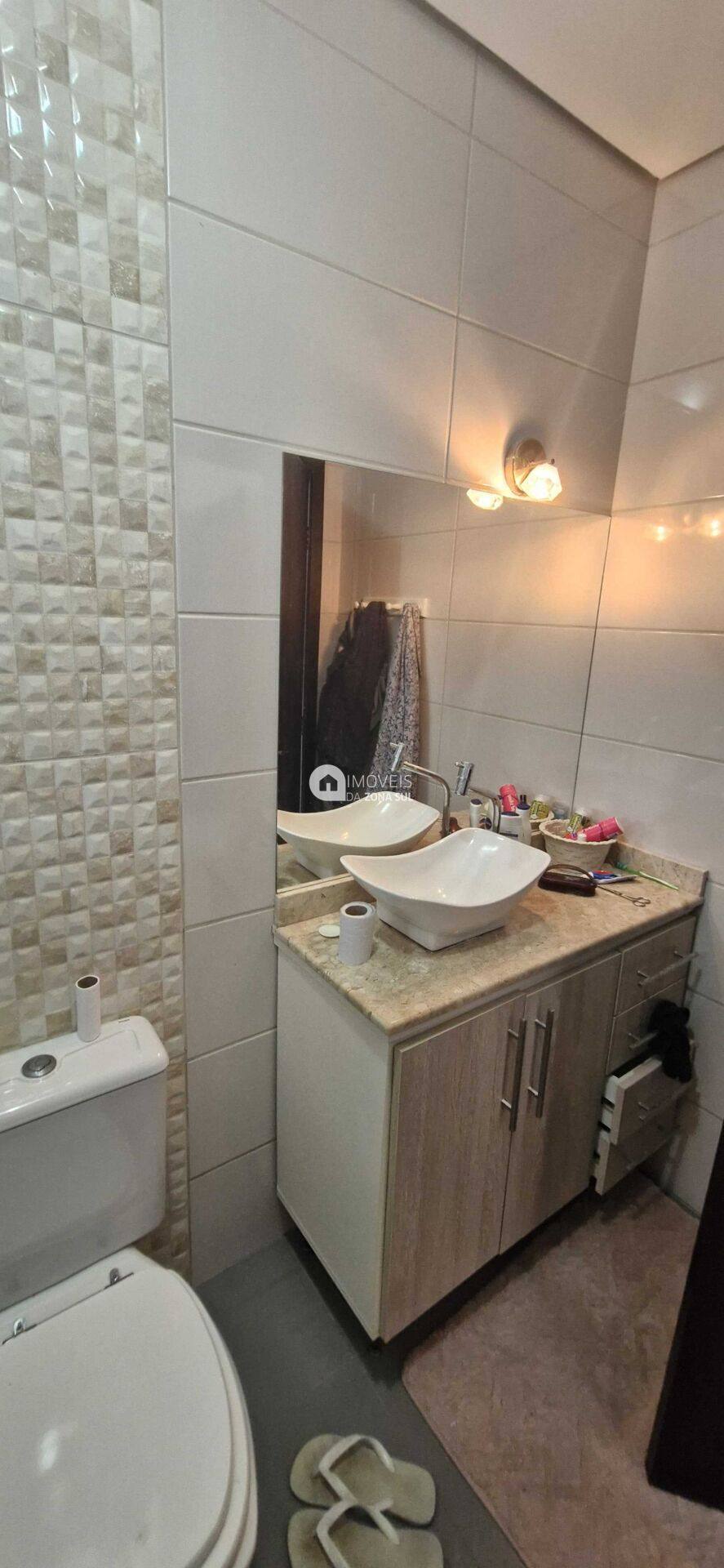 Casa para Vender com 2 vagas de garagem com 2 quartos 2 banheiros 2 suítes no bairro Hípica em Porto Alegre/RS