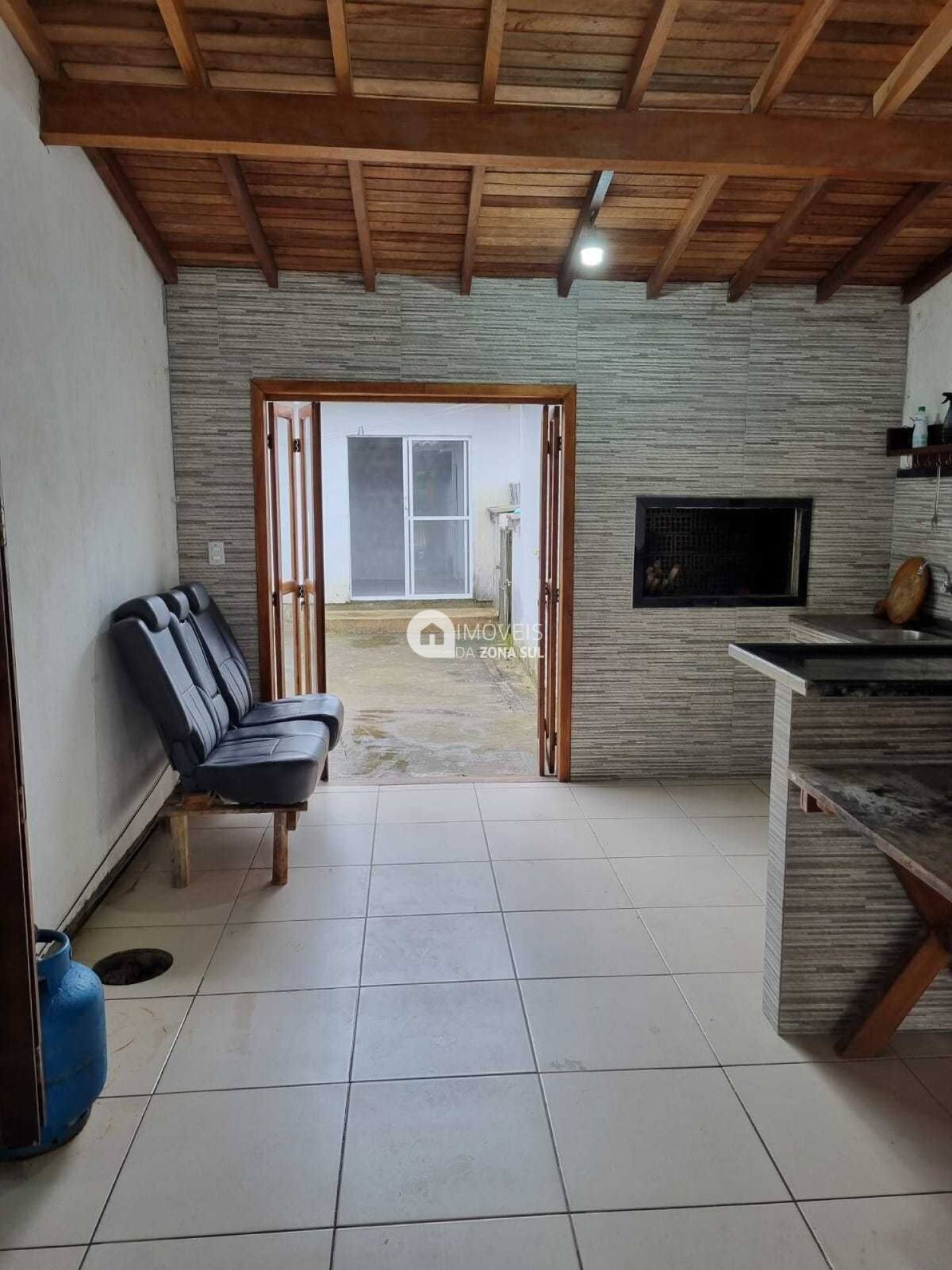 Casa para Vender com 3 vagas de garagem com 4 quartos 3 banheiros 1 suíte no bairro Restinga em Porto Alegre/RS