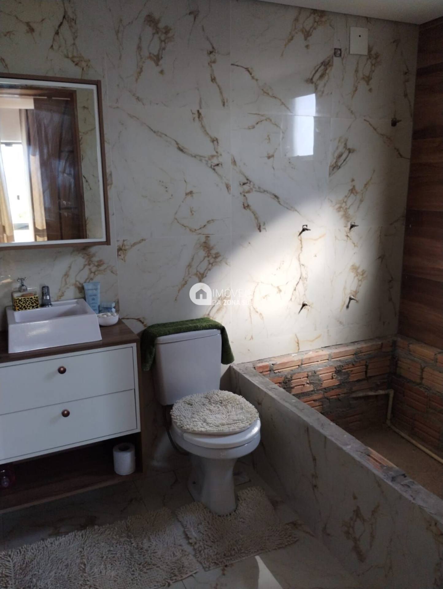 Casa para Vender com 3 vagas de garagem com 4 quartos 3 banheiros 1 suíte no bairro Lami em Porto Alegre/RS