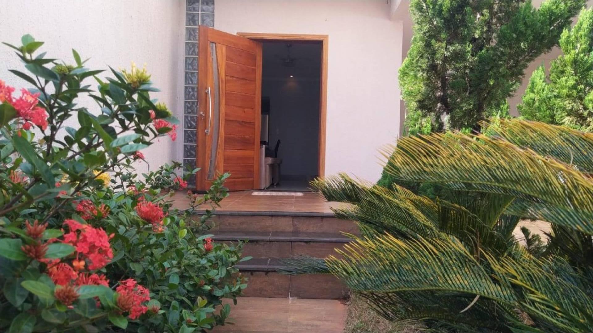 Linda casa com 2 suítes e com garagem para 4 carros