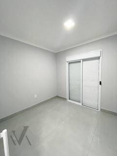 Casa moderna com três dormitórios e uma suíte