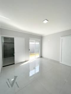 Casa moderna com três dormitórios e uma suíte