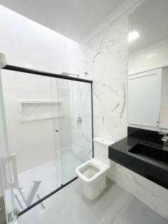 Casa moderna com três dormitórios e uma suíte