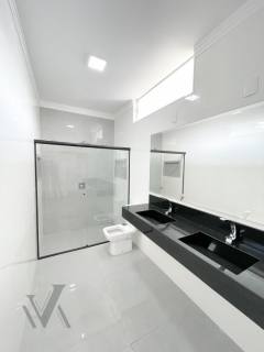 Casa moderna com três dormitórios e uma suíte