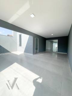 Casa moderna com três dormitórios e uma suíte