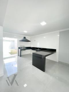 Casa moderna com três dormitórios e uma suíte