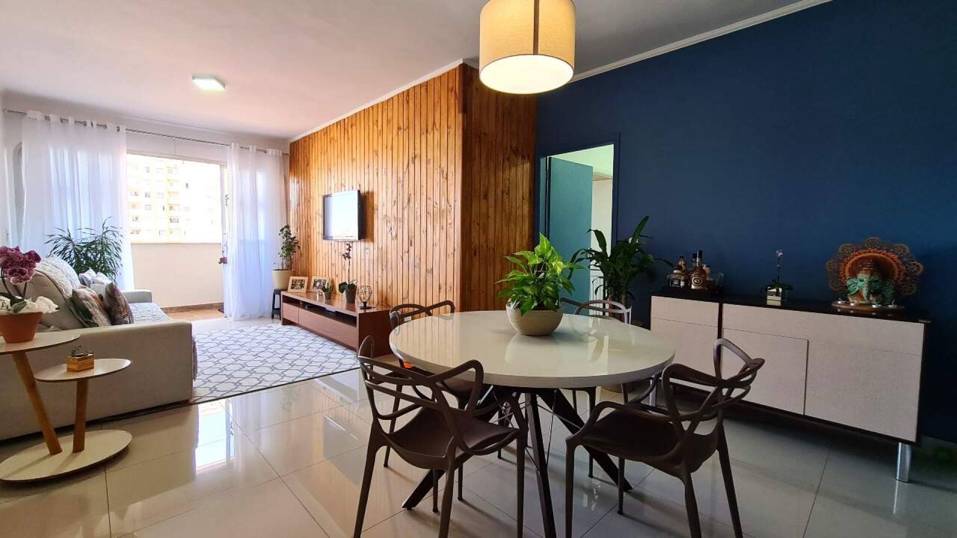 Conforto e a elegância deste espaçoso apartamento no prestigiado Condomínio Del Rey.