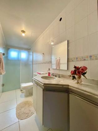 Apartamento no centro com três dormitórios sendo um suíte