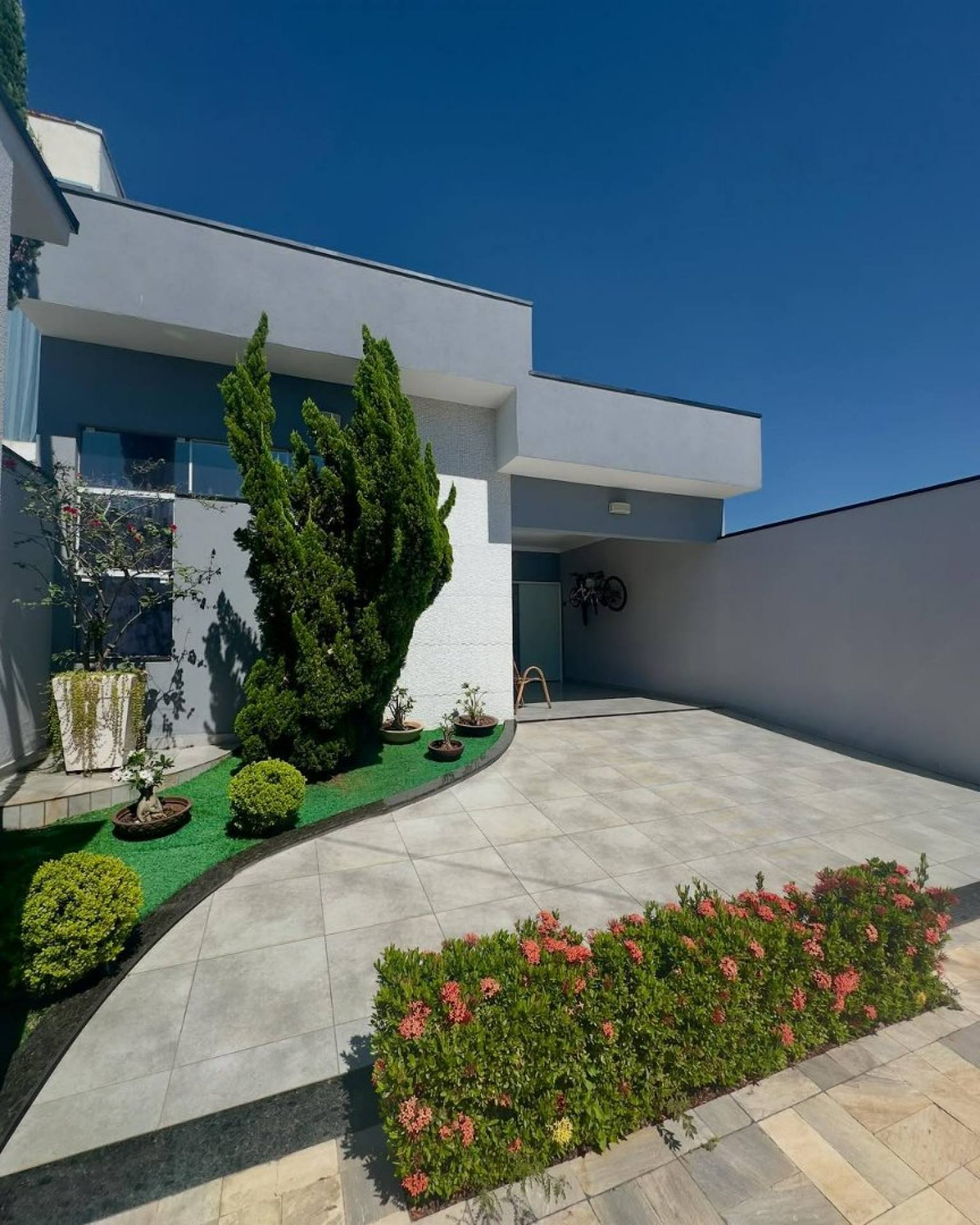 Linda casa de 03 dormitórios no condomínio Campo Novo.