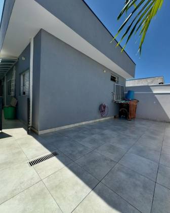 Linda casa de 03 dormitórios no condomínio Campo Novo.