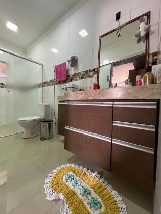 Casa com 3 dorm sendo 1 suite no Alto dos Laranjais
