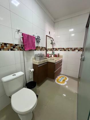 Casa com 3 dorm sendo 1 suite no Alto dos Laranjais