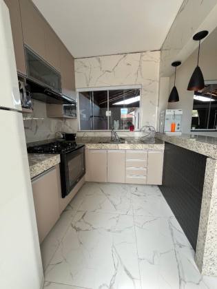 Casa com 3 dorm sendo 1 suite no Alto dos Laranjais