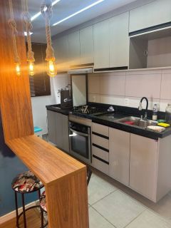 2 quartos sendo 1 suíte e 2 vgs de garagem