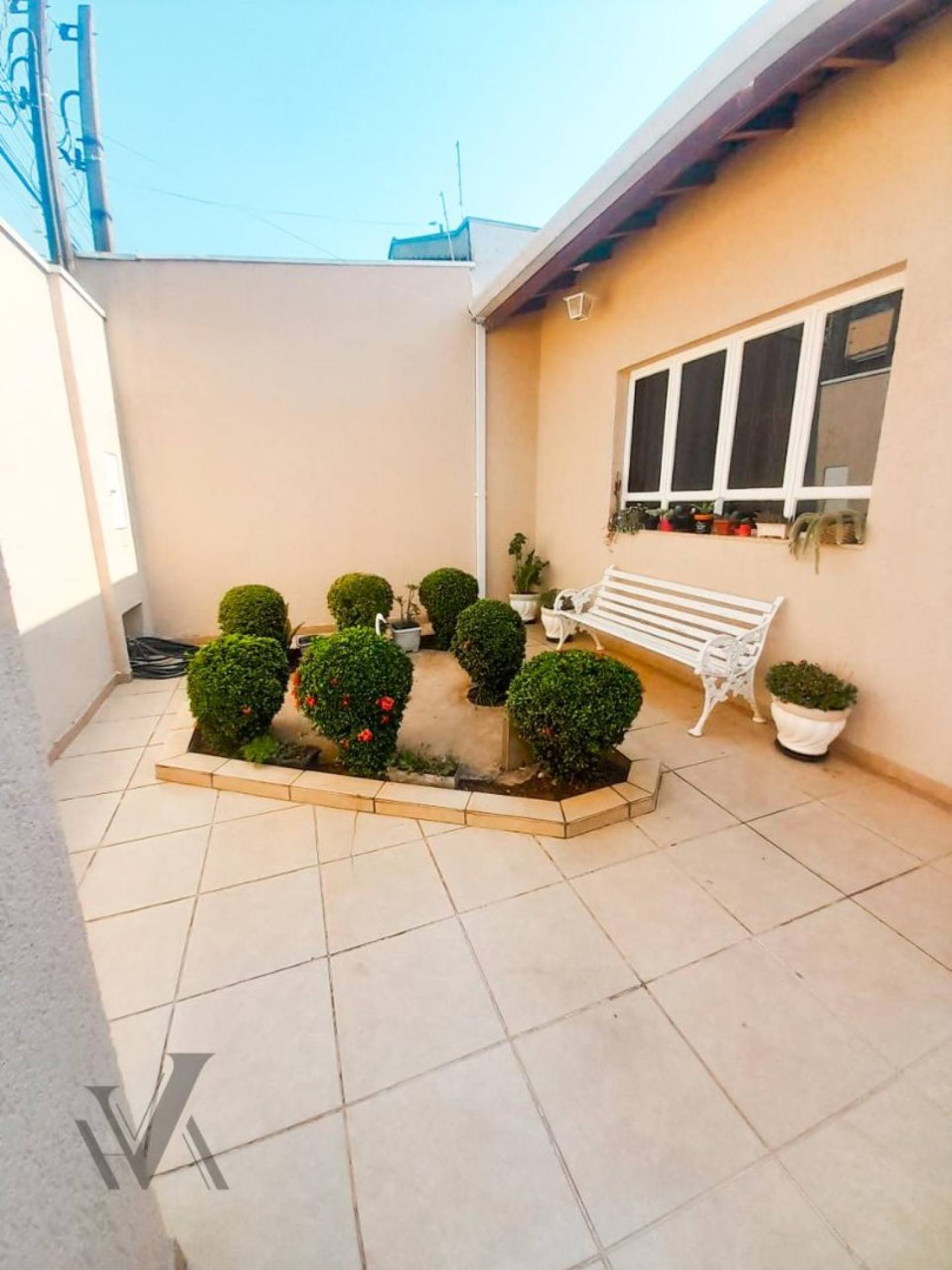 Casa com 3 dormitórios próximo a Av Lauro Correia