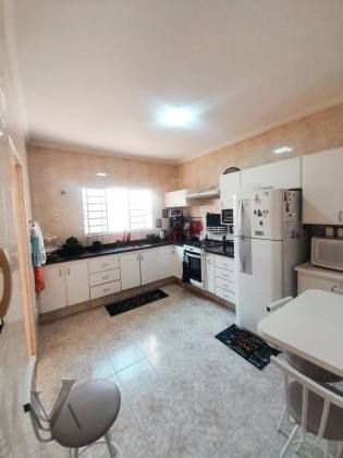 Casa com 3 dormitórios próximo a Av Lauro Correia