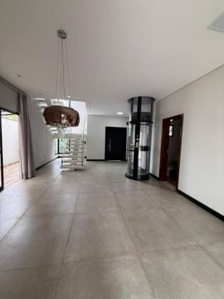 Sobrado com elevador no Vale das Oliveiras