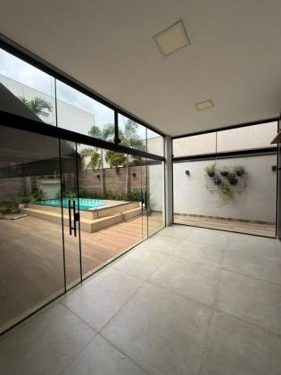 Sobrado com elevador no Vale das Oliveiras