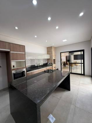 Sobrado com elevador no Vale das Oliveiras