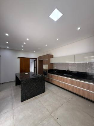 Sobrado com elevador no Vale das Oliveiras