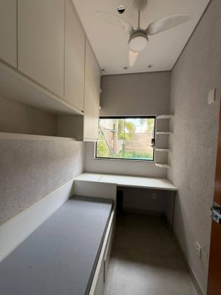 Sobrado com elevador no Vale das Oliveiras