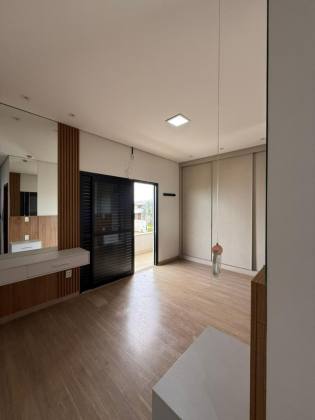 Sobrado com elevador no Vale das Oliveiras