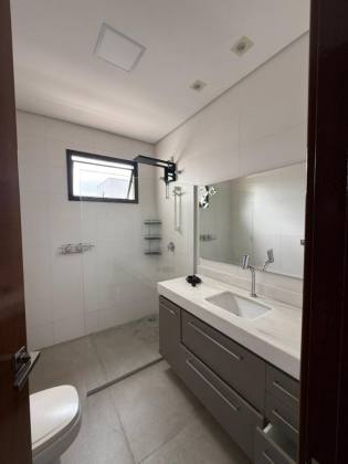 Sobrado com elevador no Vale das Oliveiras