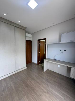 Sobrado com elevador no Vale das Oliveiras